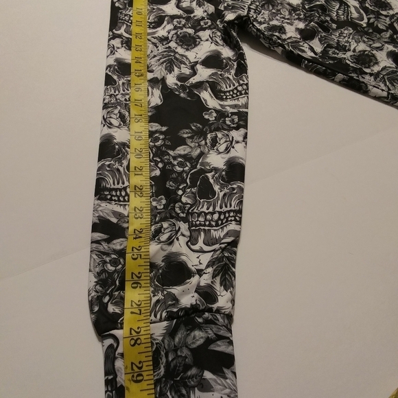 NWOT Skull Shirt Size Small - Picture 6 of 8